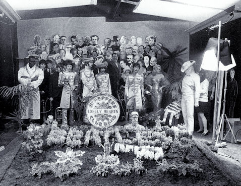 11_mejores_portadas_the_beatles_The Beatles - Sgt. Peppers set (hitler en la esquina)